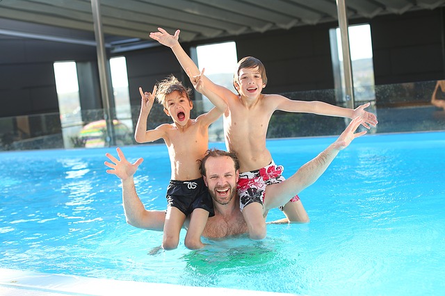 děti a dospělý muž v bazénu